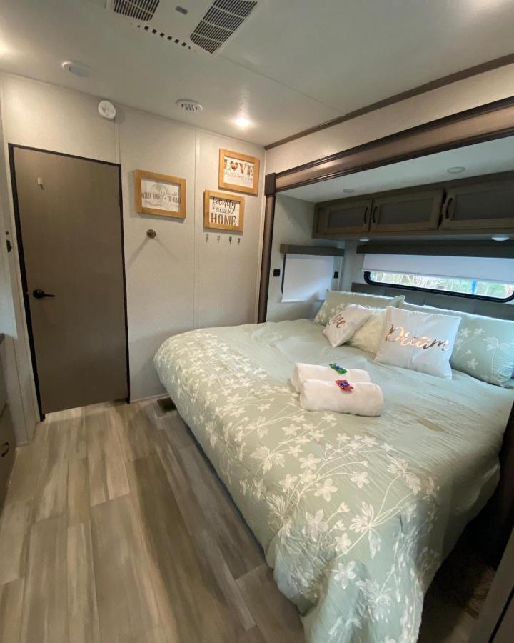 Willis Cozy Rv Experience W/Pool+Spa Near Lake Conroe מראה חיצוני תמונה